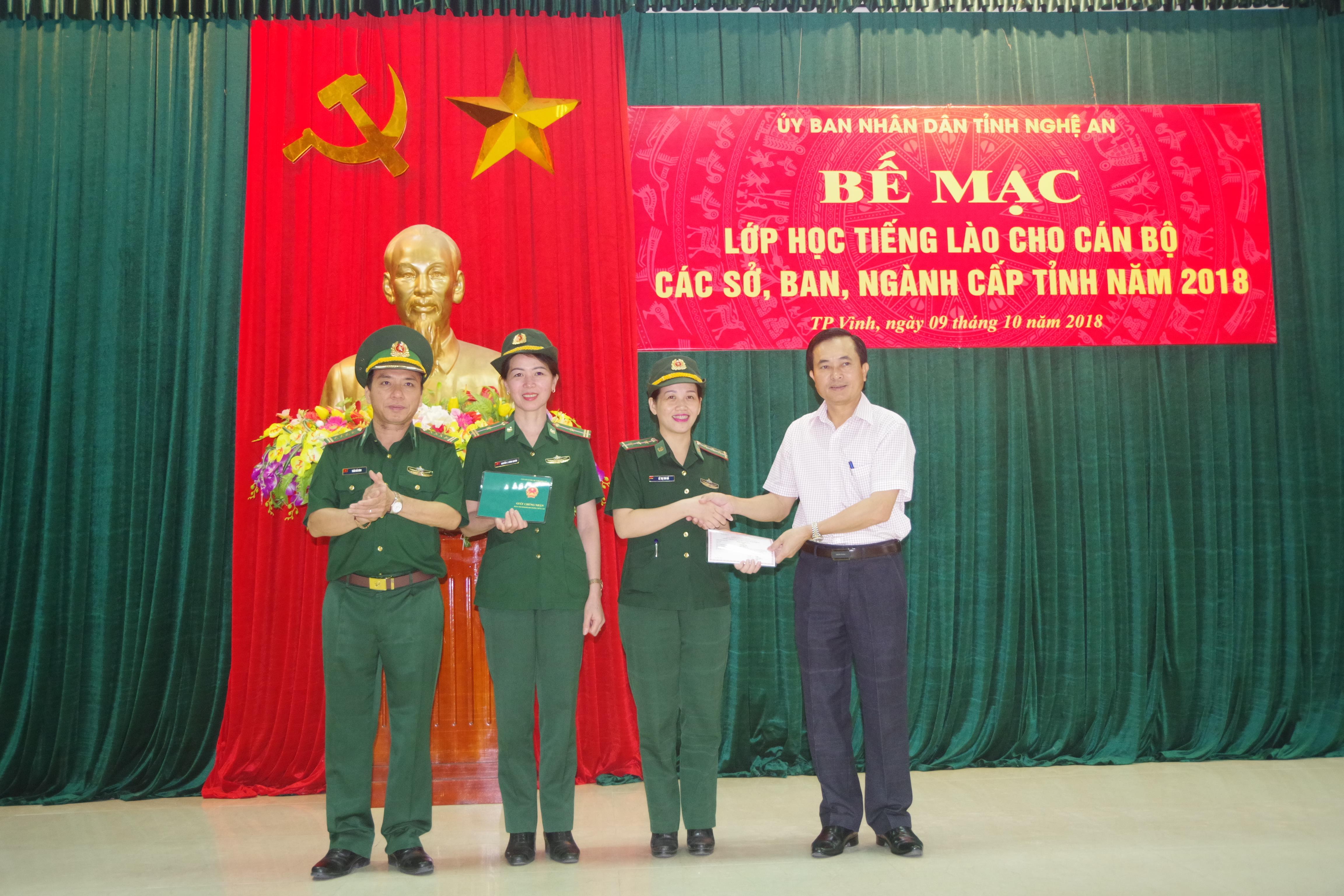 Học tiếng để gần dân